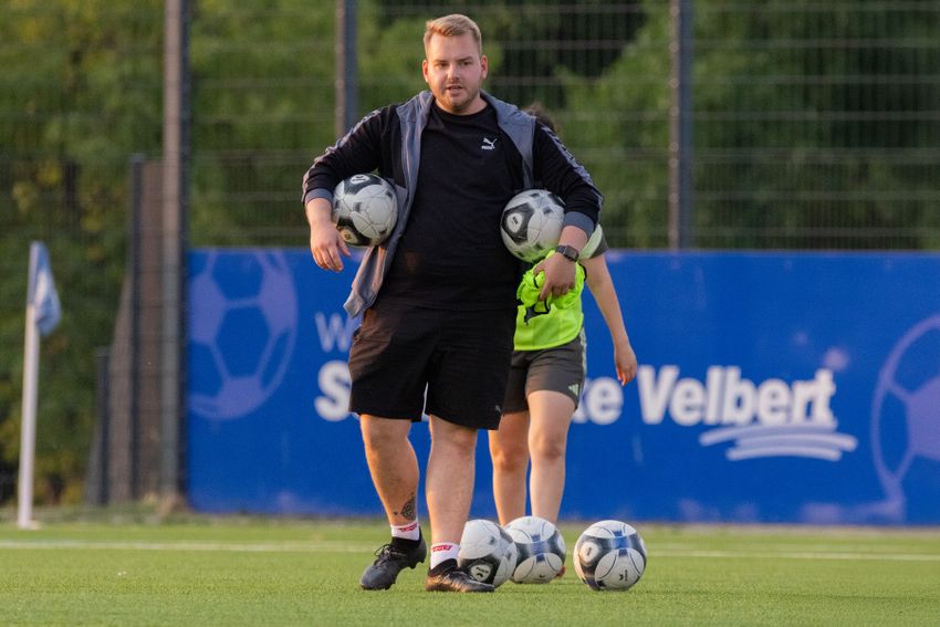 Kevin Klein (SSVg Velbert 02 Damen, Trainer) beim Trainingsauftakt