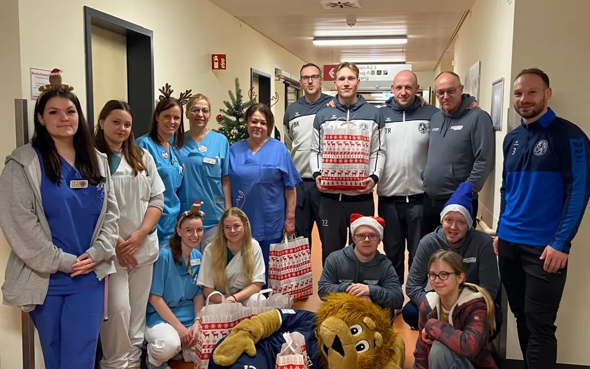 Nikolausbesuch der SSVg Velbert im HELIOS Klinikum Velbert