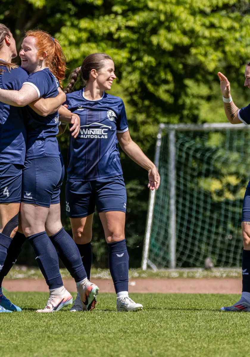 Auswärtssieg auf Rasen – Platz drei verteidigt 