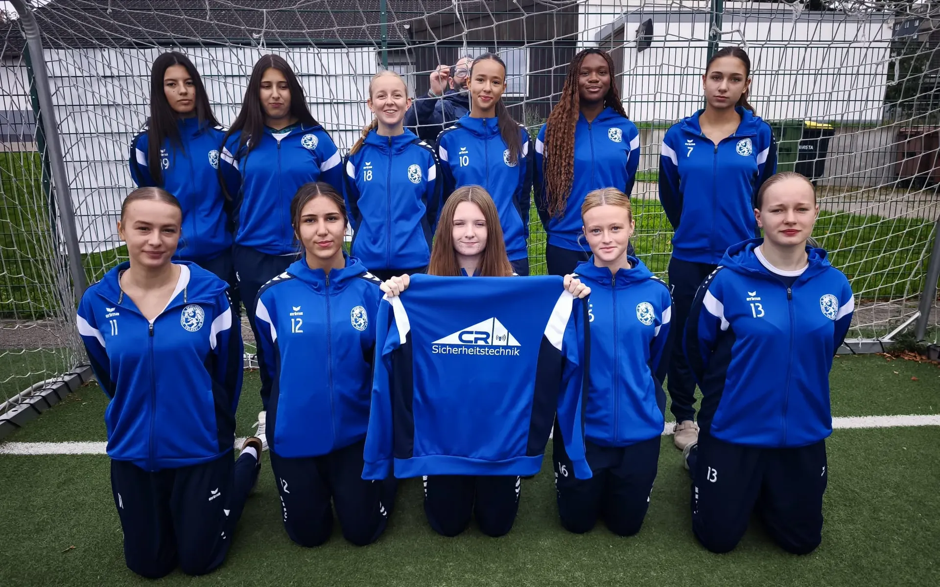 CR-Sicherheitstechnik spendiert U17 Mädels Trainingsanzüge