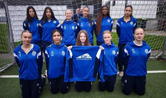 CR-Sicherheitstechnik spendiert U17 Mädels Trainingsanzüge