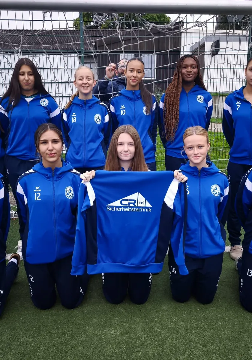 CR-Sicherheitstechnik spendiert U17 Mädels Trainingsanzüge