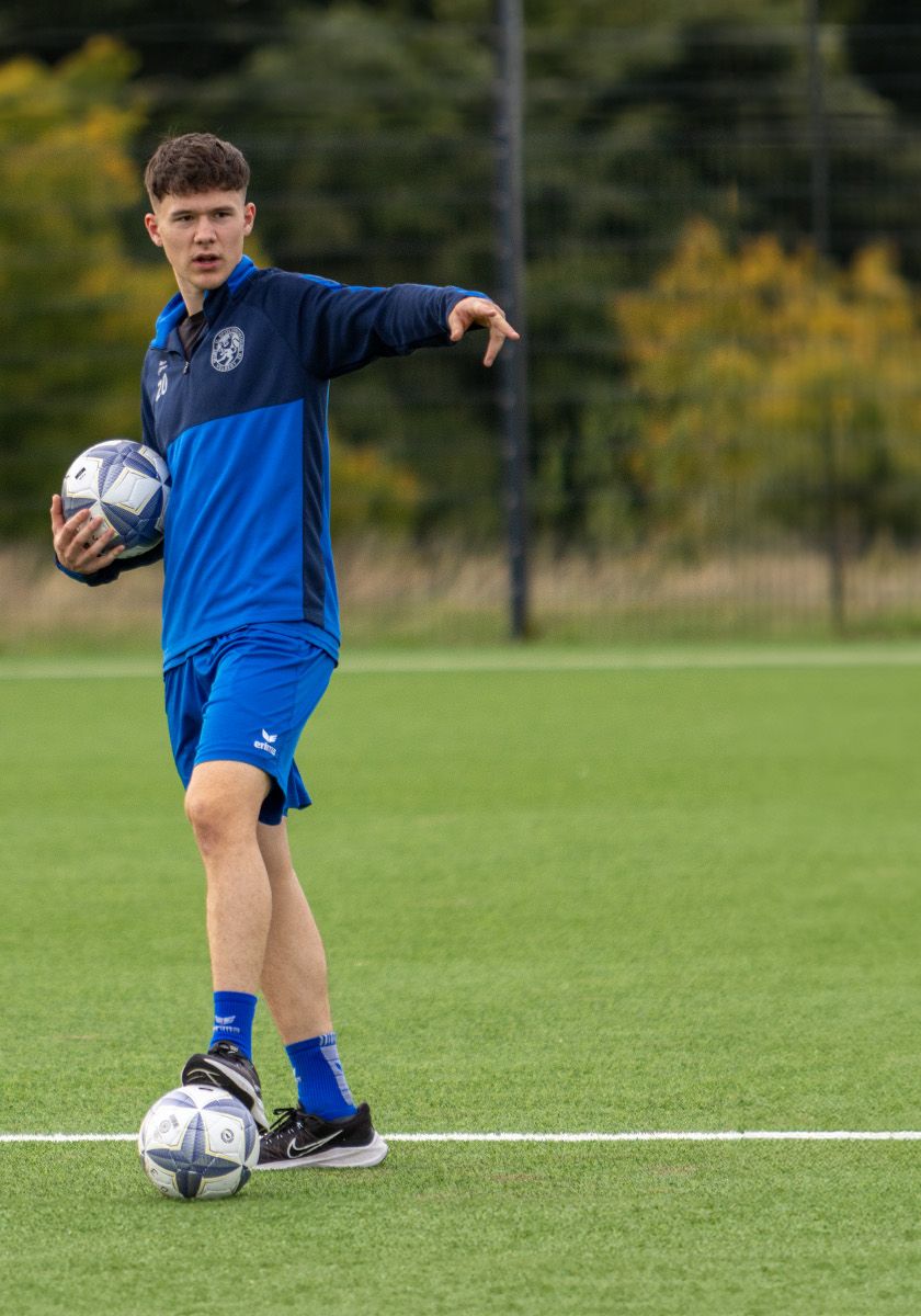 Benjamin Hemcke unterstützt Training der D3-Junioren