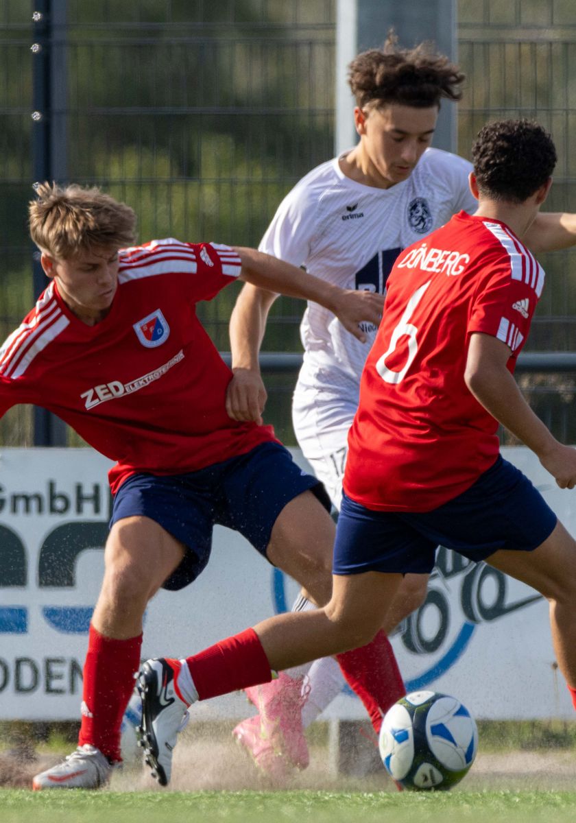 B1 siegt im Elfmeterschießen und steht im Halbfinale