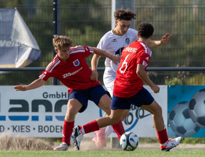 B1 siegt im Elfmeterschießen und steht im Halbfinale