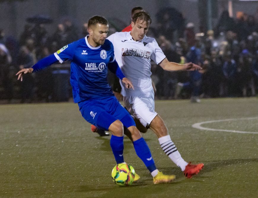 Ohne Glanz und Gloria eine Runde weiter