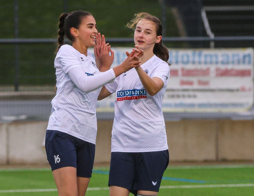 2. Damen souverän im 9 vs. 9