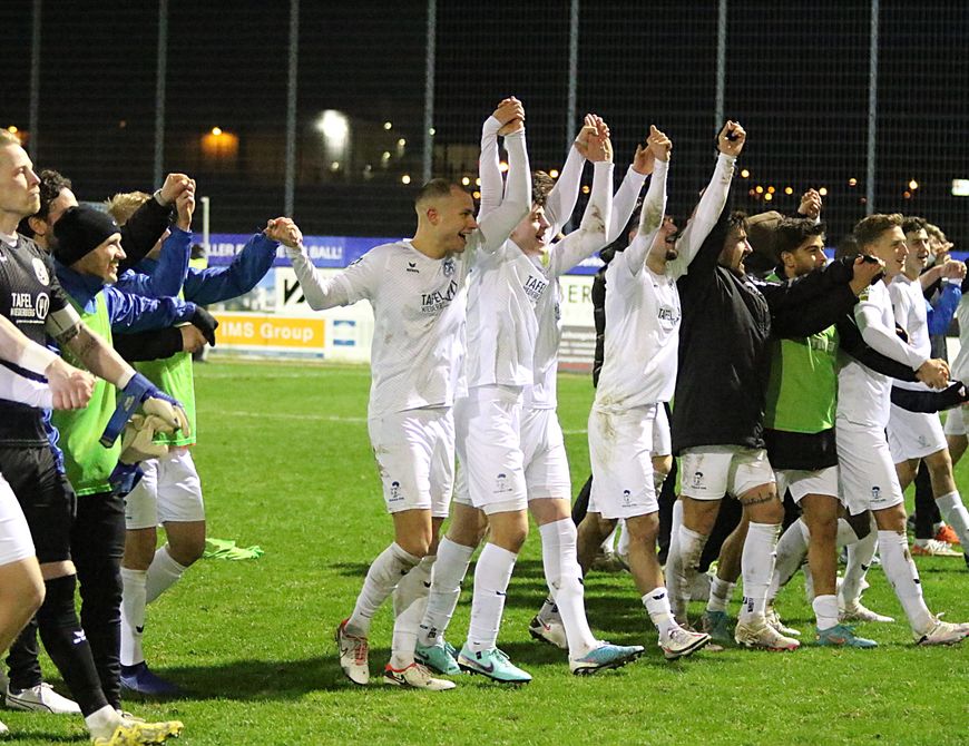 Nach dem hart erkämpften Sieg gegen RW Ahlen war der Jubel groß