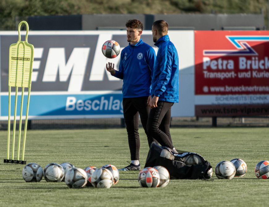 Flutlichtkracher - Der Tabellenzweite zu Gast in Velbert